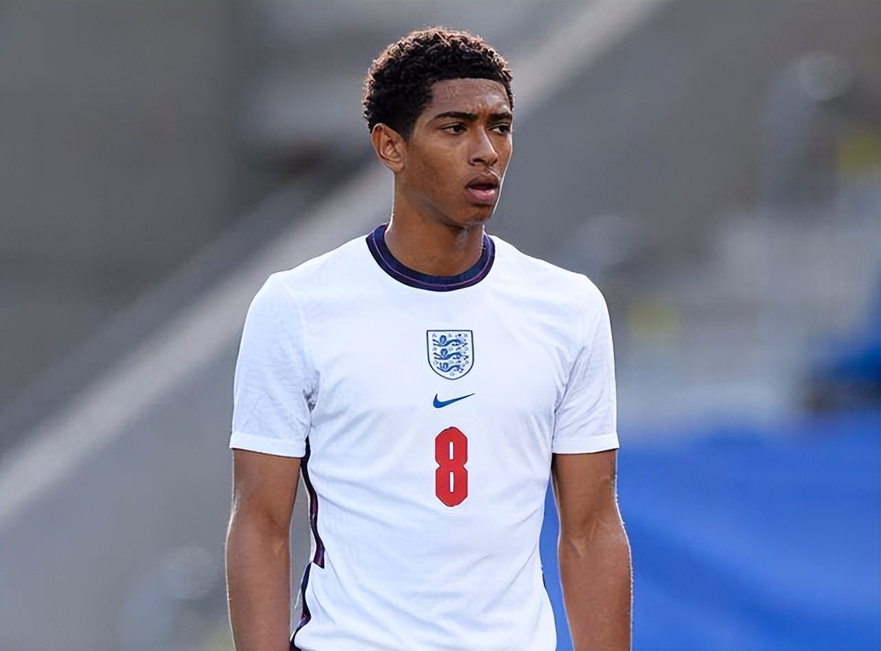 梅西印度行首站仅现身10分钟，部分球迷狂嘘并破坏球场设施（梅西印度行首站仅露面10分钟，部分球迷嘘声四起并损坏球场设施）