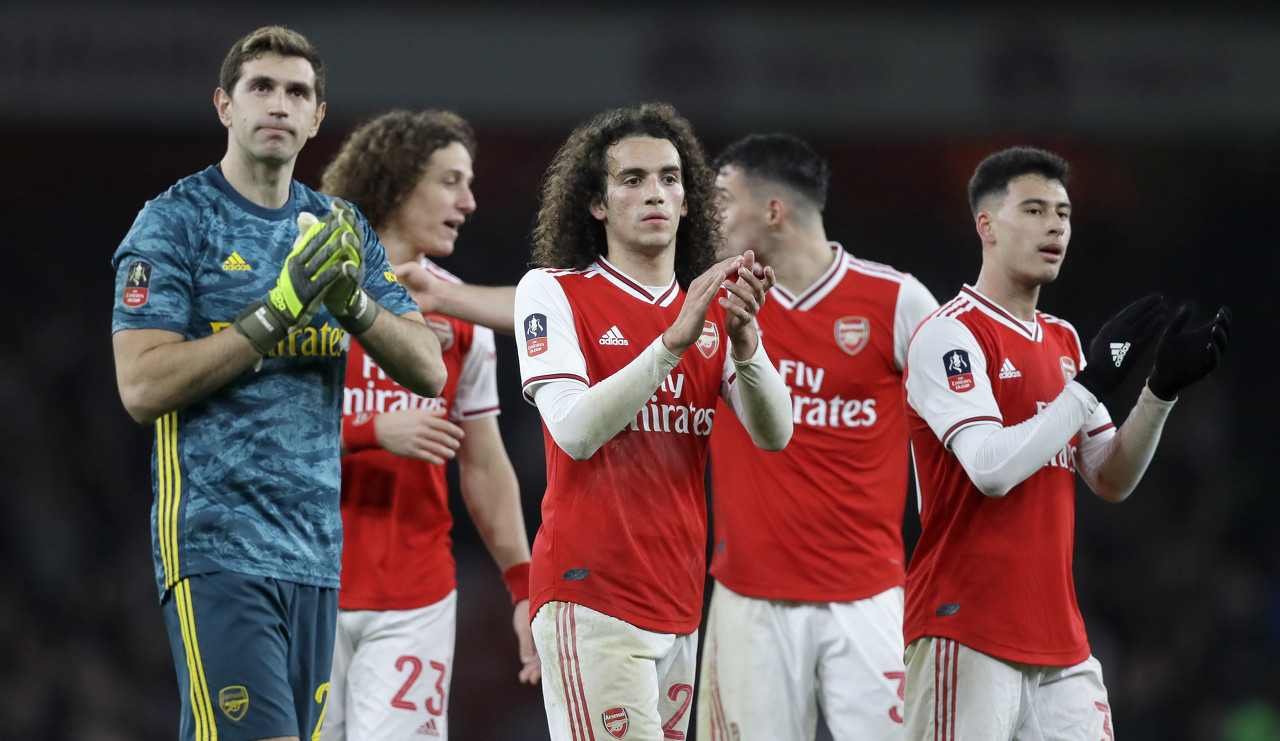 3-2大逆转！AC米兰争冠有戏：3连胜登顶+13轮不败，榜首3强差1分（AC米兰3-2翻盘登顶！豪取三连胜+13轮不败，争冠重燃：榜首三强仅差1分）