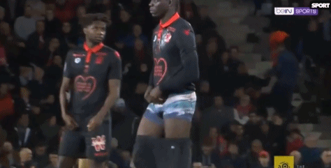 加里·内维尔：切尔西中轴线不够硬，距离赢得英超还很远（加里·内维尔：切尔西缺少强硬中轴，距离英超冠军仍有差距）