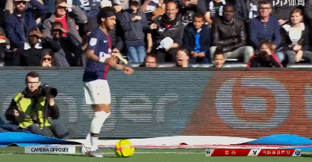 记者：穆斯卡特并不是被“气”走了，他是抽空去上了个厕所