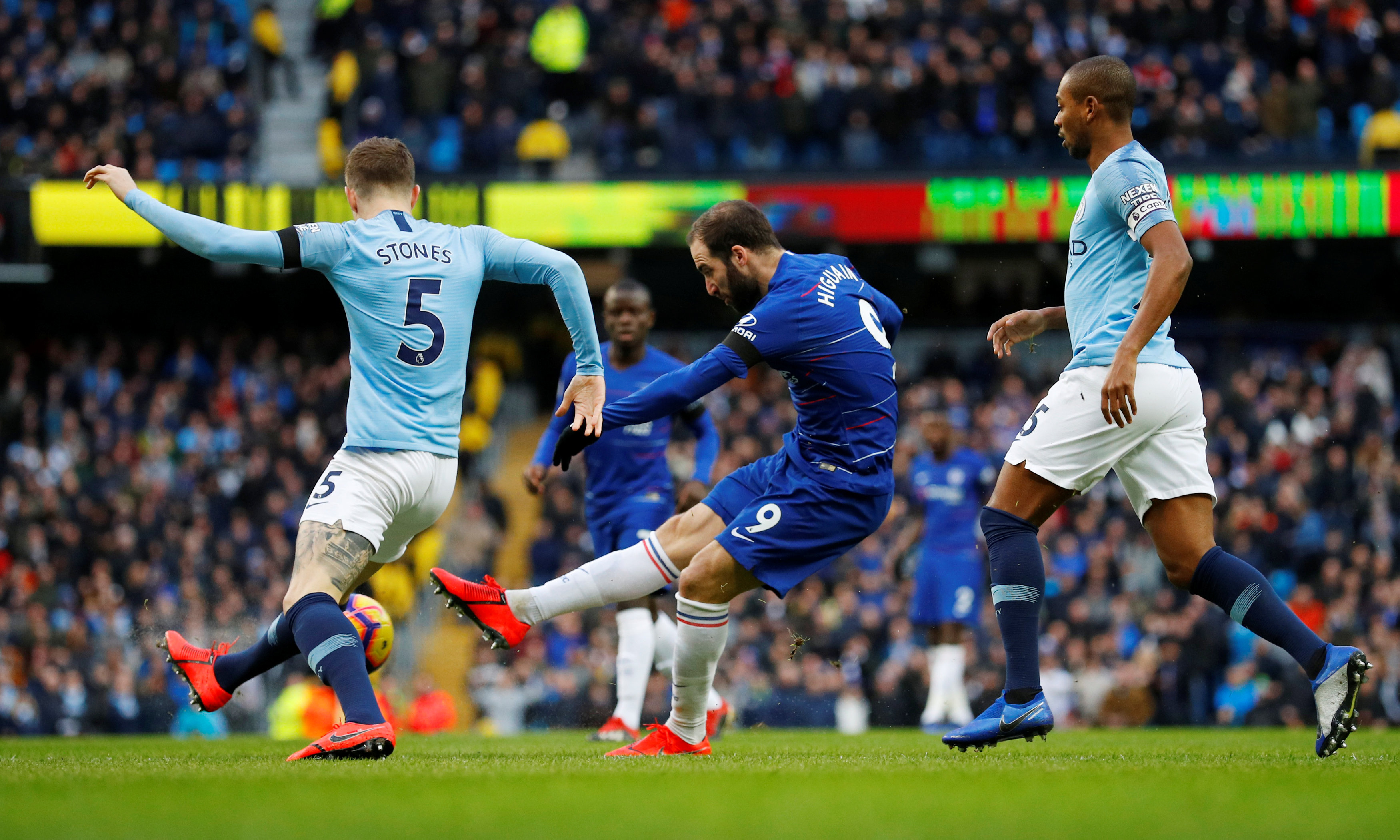 足球欧冠最新积分榜出炉，两大豪门濒临淘汰（欧冠最新积分榜公布，两大豪门命悬一线）