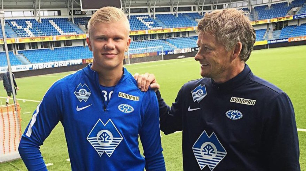 太阳报：里奇的主持人女友亮相米兰德比，透视装造型引发热议（太阳报称：里奇的主持人女友出席米兰德比，身着透视装引发热议）