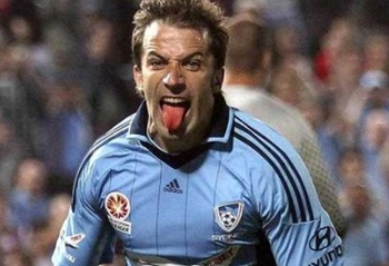 埃斯特旺经纪人：我们连续4年和巴萨谈转会，但对方财政困难（埃斯特旺经纪人：与巴萨四年洽谈转会受阻，因其财务吃紧）