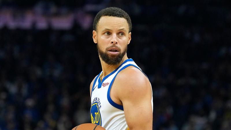 咪咕前方！@胡金秋21 手持冠军鼎登场，@浙江广厦篮球俱乐部 新赛季出征仪式（直击@浙江广厦篮球俱乐部新赛季出征仪式：@胡金秋21 手捧冠军鼎亮相）