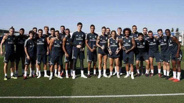 曼联客场4-1胜狼队，B费2射1传，取得3轮不败，积分追平切尔西，排名升至第六。（曼联客场4-1大胜狼队，B费双响+助攻，联赛三轮不败，积分追平切尔西升至第六位）