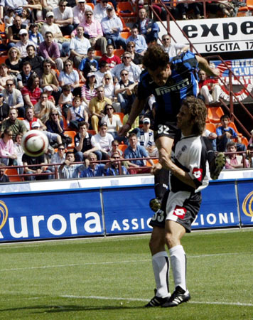 球员直接摊手，态度很明显（球员摊手示意，态度一目了然）