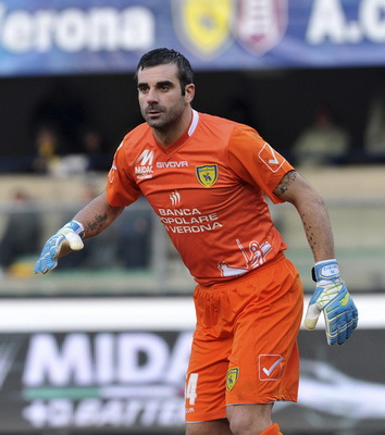 记者：国安厨师将退休，俱乐部将为其举办特殊的“退役”仪式（据记者报道，国安队大厨将退休，俱乐部将为其举行特别的“退役”仪式）