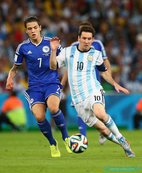 戴维对乌迪内斯的进球被吹越位，但VAR划线似乎存在问题（戴维对阵乌迪内斯进球被判越位，VAR划线判定存疑）