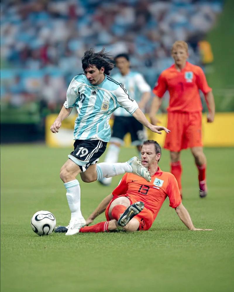 每体：一男子因假扮足球经纪人性侵61名未成年人被捕（每体：一男子冒充足球经纪人，涉嫌侵害61名未成年人被捕）