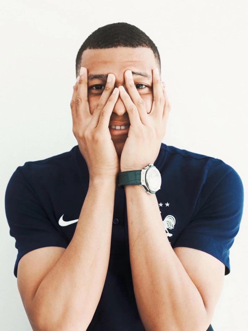 邮报：梅努希望冬窗离开曼联，有12家俱乐部对他感兴趣（邮报：梅努意欲在冬窗离开曼联，12家俱乐部对其有意）