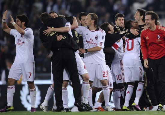 热议中超争冠：争冠悬念基本不在；申花没朋友拿不了冠军（中超冠军之争趋明朗：申花势孤难登顶）